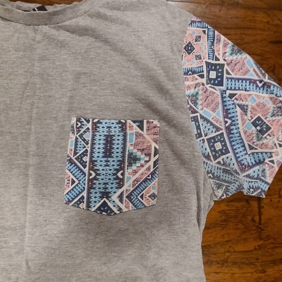 Medium pattern pocket t-shirt - Picture 2 of 2